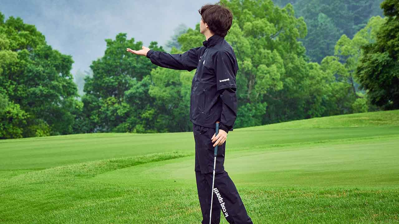 雨の日に適したゴルフの服装は メンズゴルフウェアのおすすめ雨の日コーデも