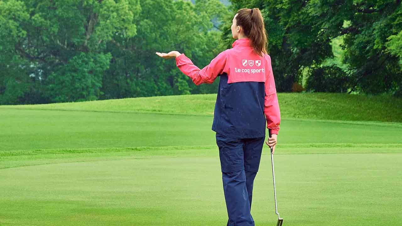 ゴルフウェアでしっかり雨対策 人気のレディースレインウェアも