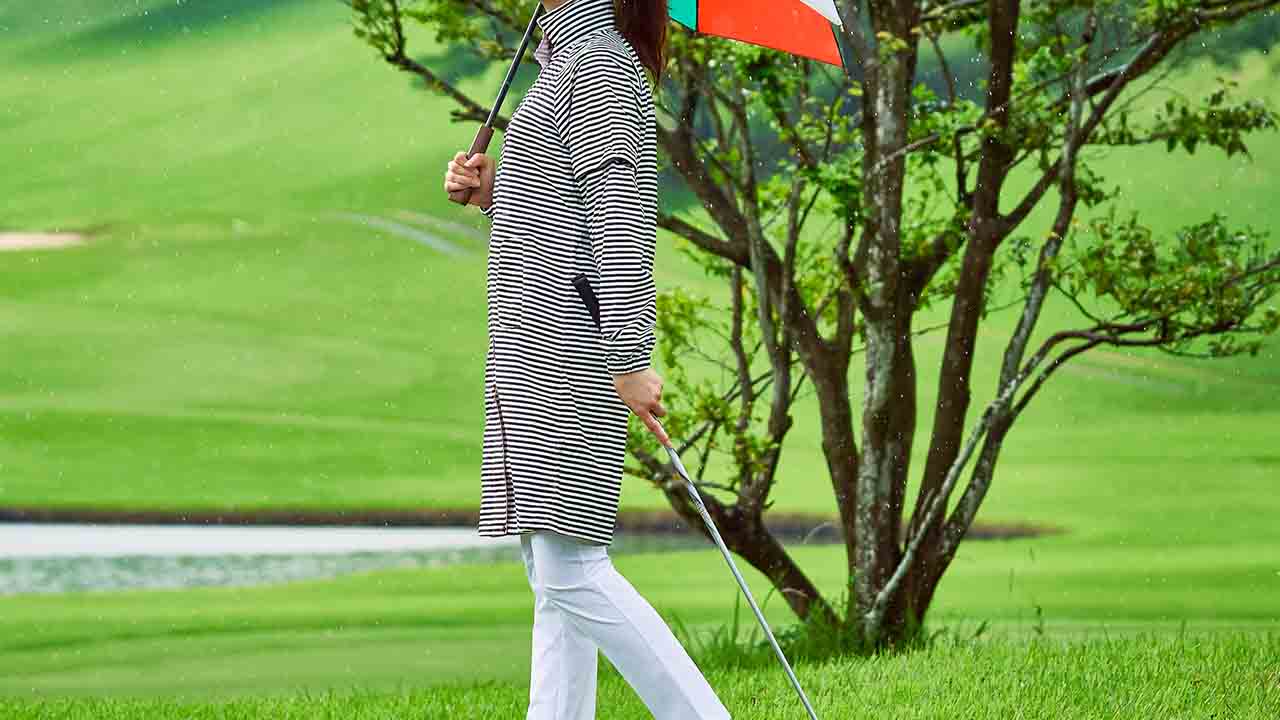 雨でもレディースゴルフウェアをおしゃれに着こなそう 服装選びやコーデのコツは