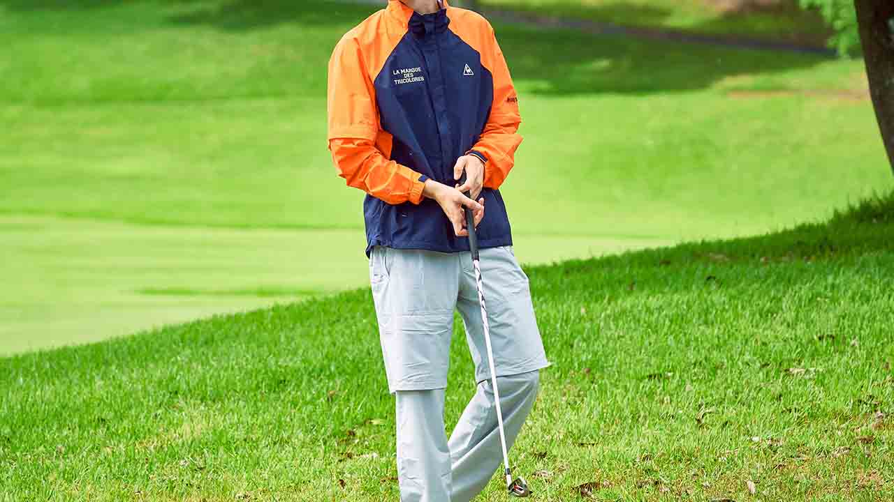 メンズゴルフウェアで必要な雨天の対策は 必需品や人気のレインウェアを紹介