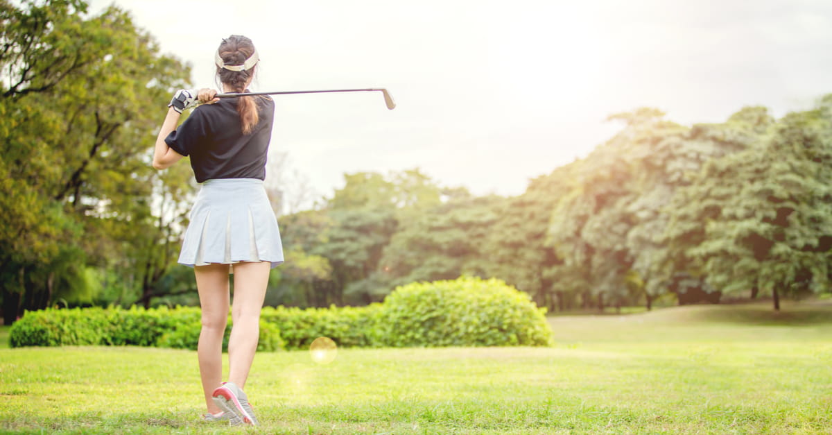 夏のレディースゴルフウェアの種類は パンツとスカートはどちらが良いのか