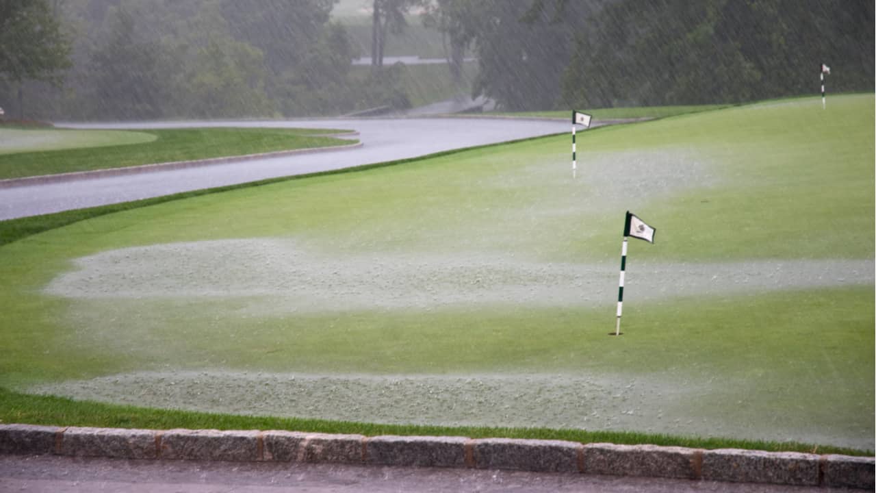 雨でも快適なゴルフウェア 必要な持ち物は 便利なレイングッズを紹介