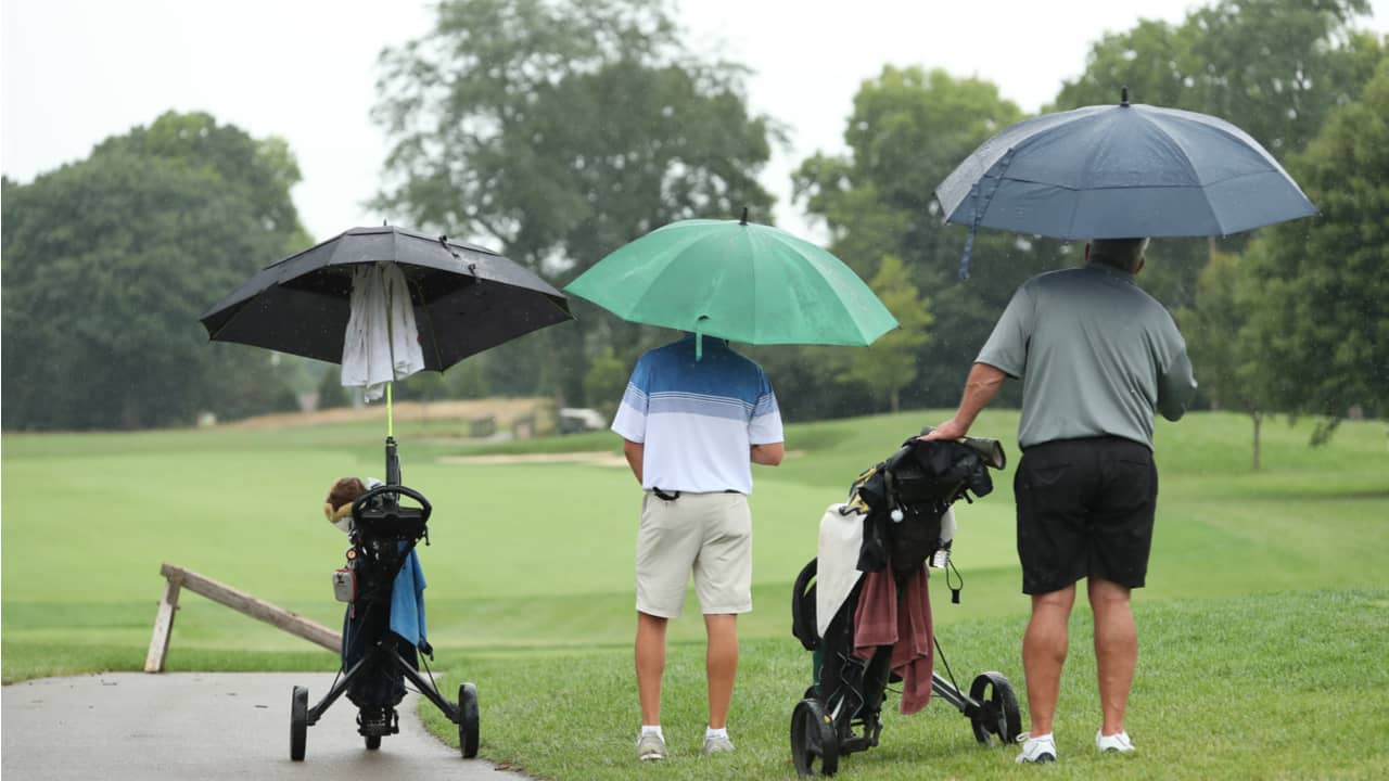 雨天対策ができるゴルフウェア グッズは 梅雨のゴルフを楽しもう