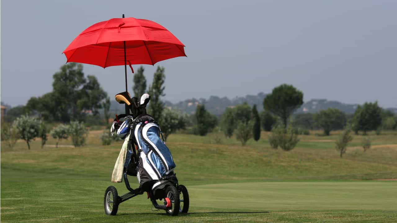 ゴルフウェアでしっかり雨対策！人気のレディースレインウェアも