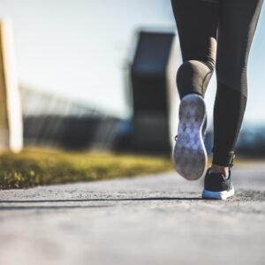 ランニングウェアの選び方は おすすめのレディース上下セットや初心者に必要なグッズとは