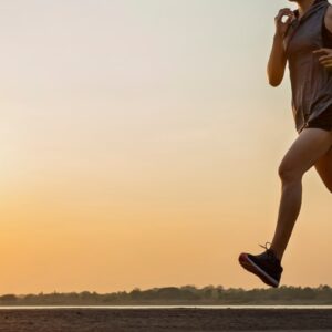 ランニングウェアの選び方は おすすめのレディース上下セットや初心者に必要なグッズとは