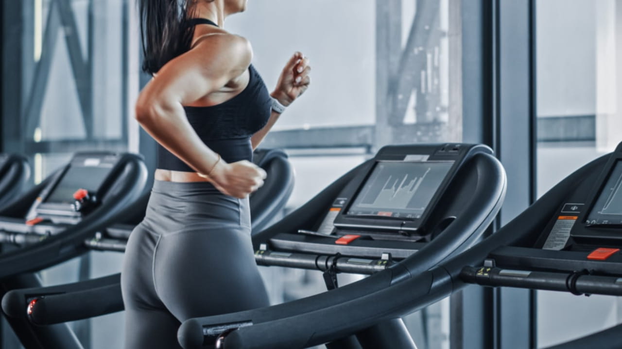 おしゃれなトレーニングウェアを選ぼう！人気の上下セットやインナーの