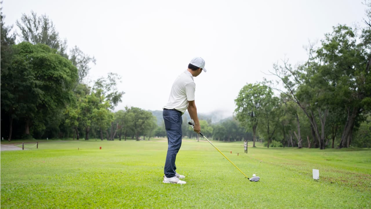 雨の日に適したゴルフの服装は メンズゴルフウェアのおすすめ雨の日コーデも