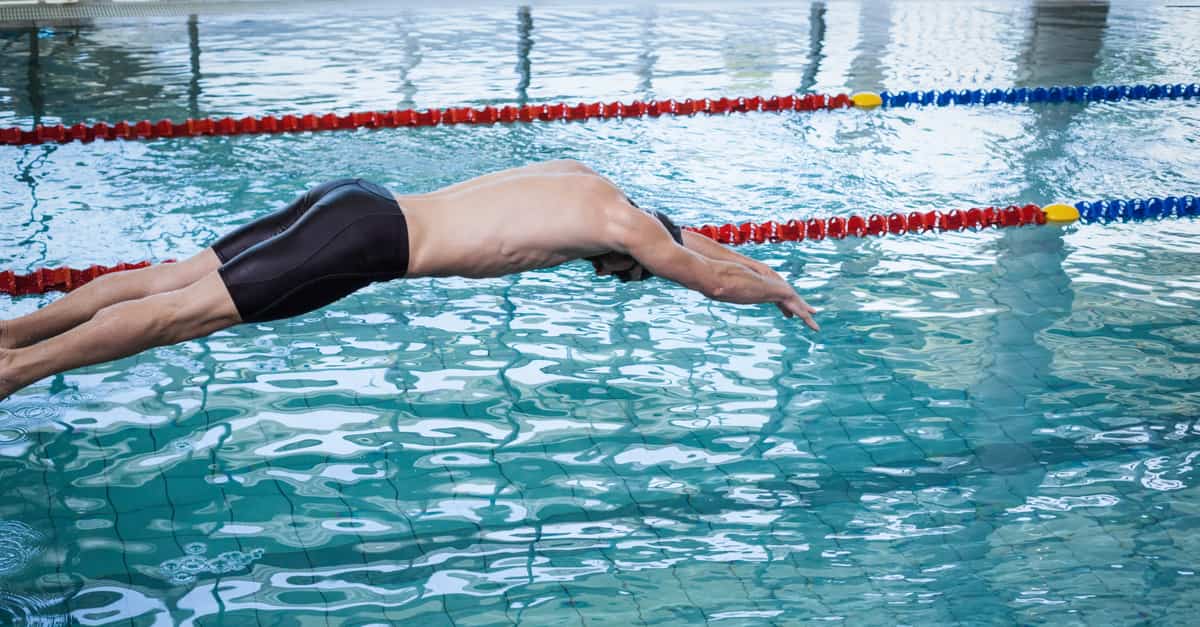 体型カバーができるジム用スイムウェアは 水着のタイプを男女別に紹介