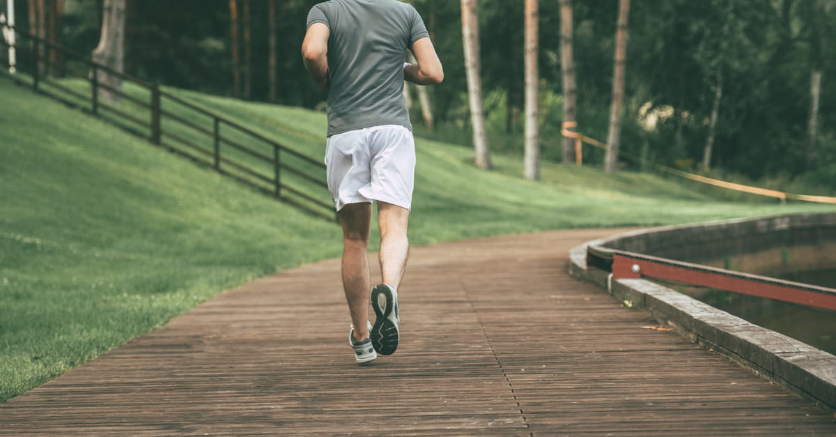 ランニングウェアで初心者におすすめのブランドは 人気のメンズコーデも紹介 ランニングウェアで初心者におすすめのブランドは 人気のメンズコーデも紹介