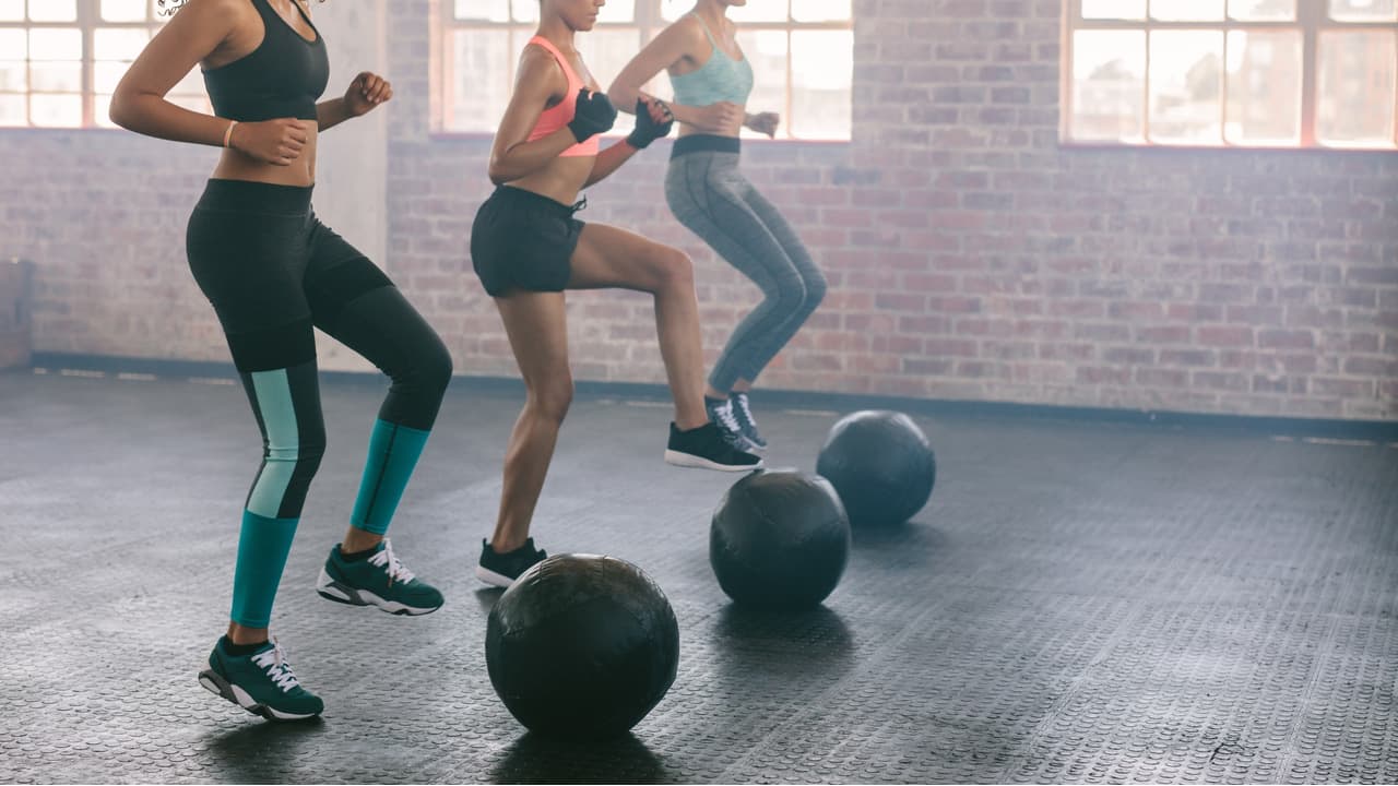 おしゃれなトレーニングウェアを探そう レディースのかわいい上下セットや大きいサイズなども紹介