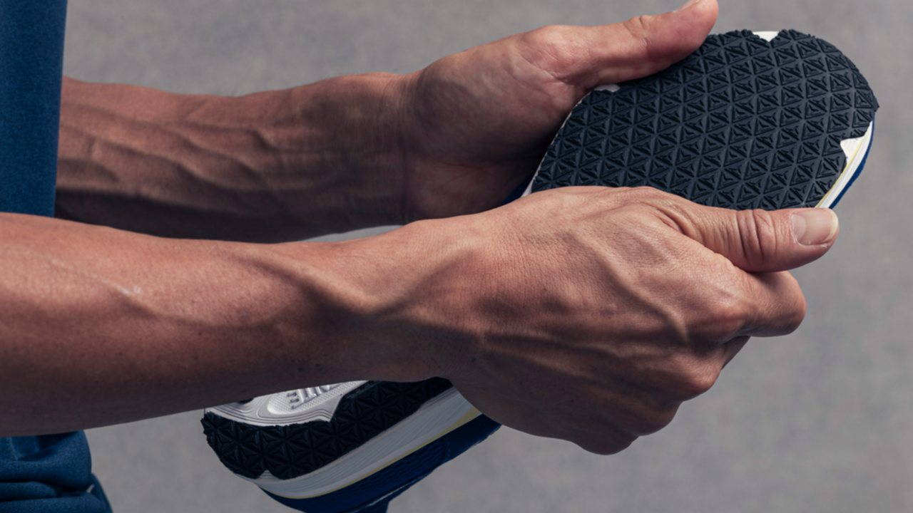 ランナーが目指すべきはカンガルーの走り 靴に頼らず足を鍛えるには