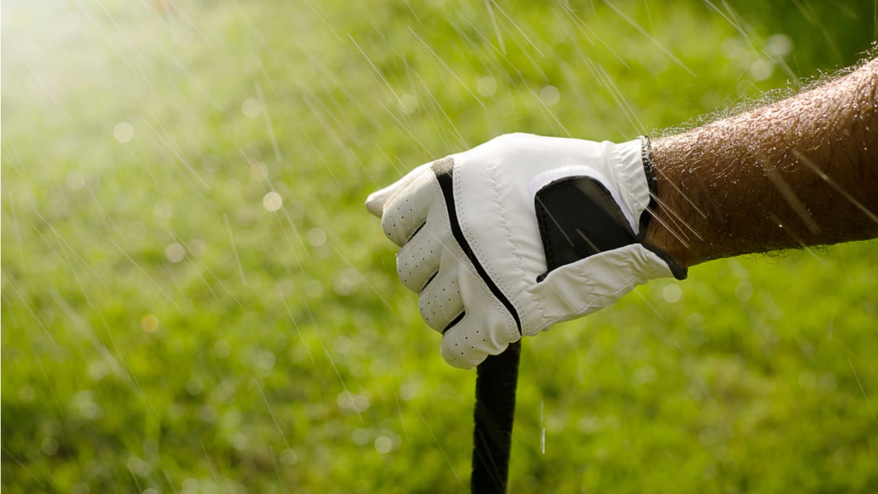 雨の日のゴルフウェア
