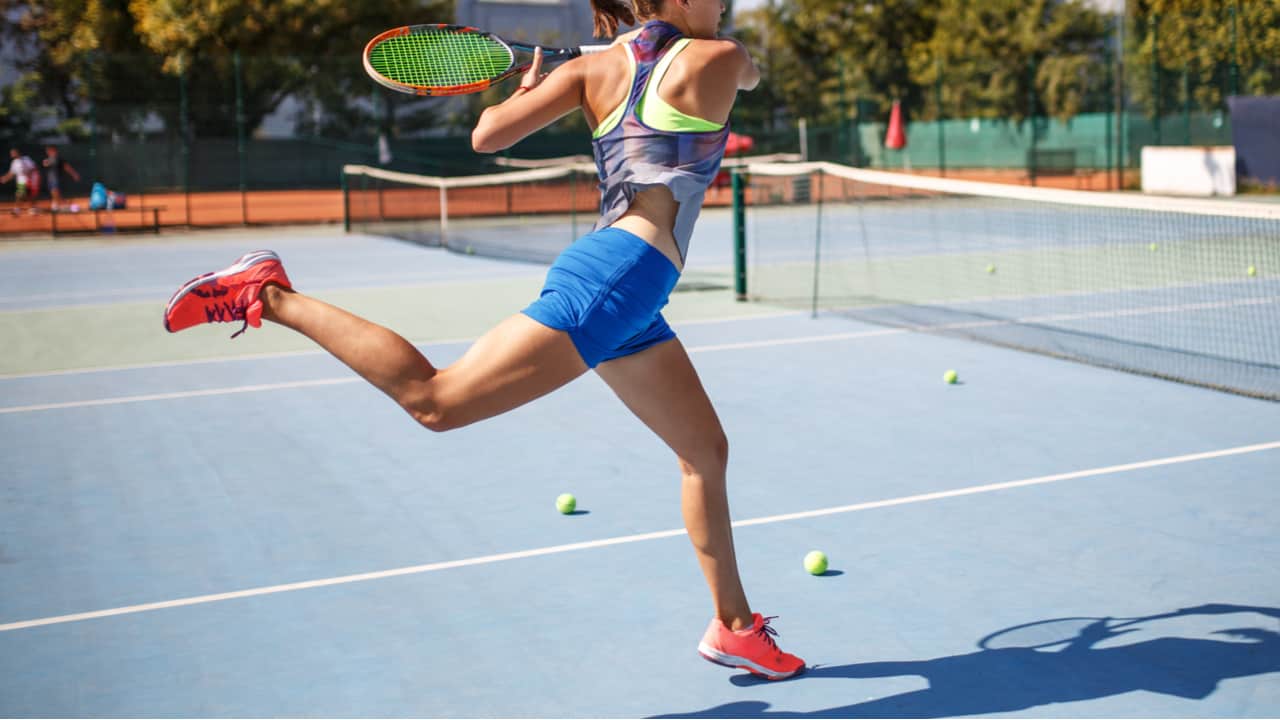 夏のテニスはショートパンツで快適に！レディースコーデのコツや