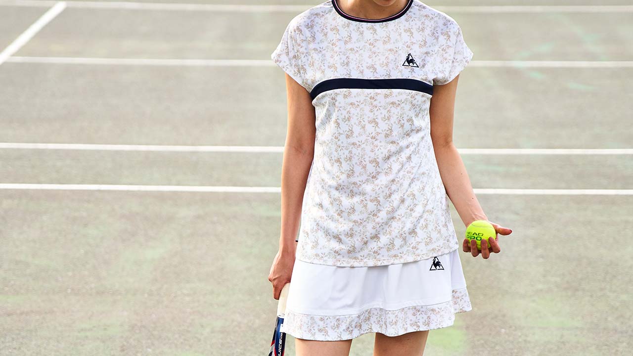 夏のレディーステニスウェアを快適に着こなすには？インナーで暑さ対策を