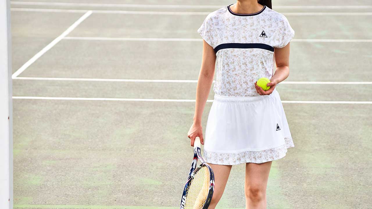 夏のレディーステニスウェアならスコートがおすすめ！かわいく着こなす方法