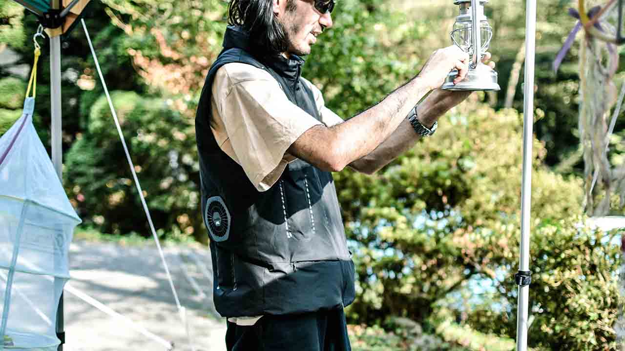 作業服とは言わせない、キャンプやアウトドアシーンでもクールに決まる「空調服」とは？