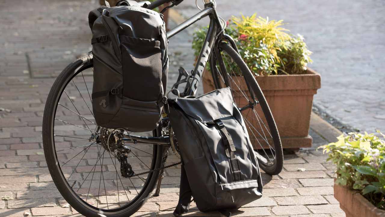 通勤の汗対策におすすめのリュック 背中の蒸れを軽減する構造の エアロストリームバックパック で ビジネスコーデ をスタイリング 通勤の汗対策におすすめのリュック 背中の蒸れを軽減する構造の エアロストリームバックパック で ビジネスコーデ をスタイリング