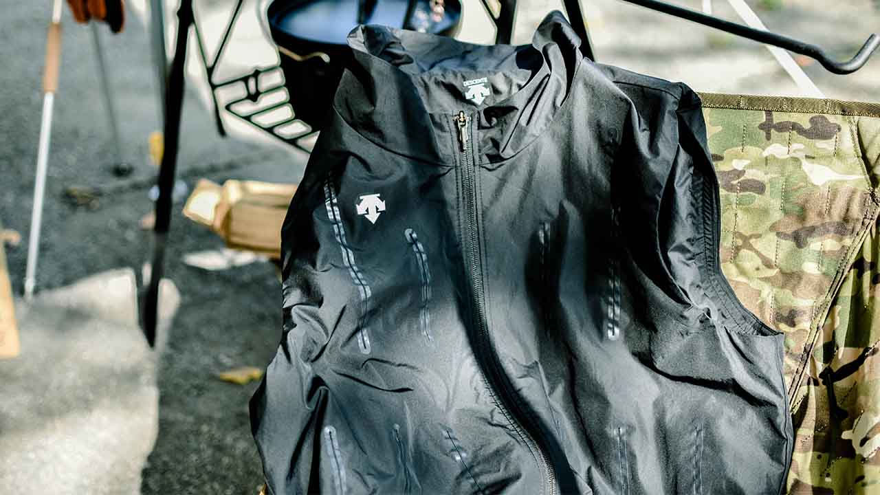 DESCENTE 販路限定空調ベスト 空流ジャック デサント、充電式ファンを装着し衣服内に風を送るベスト「空流