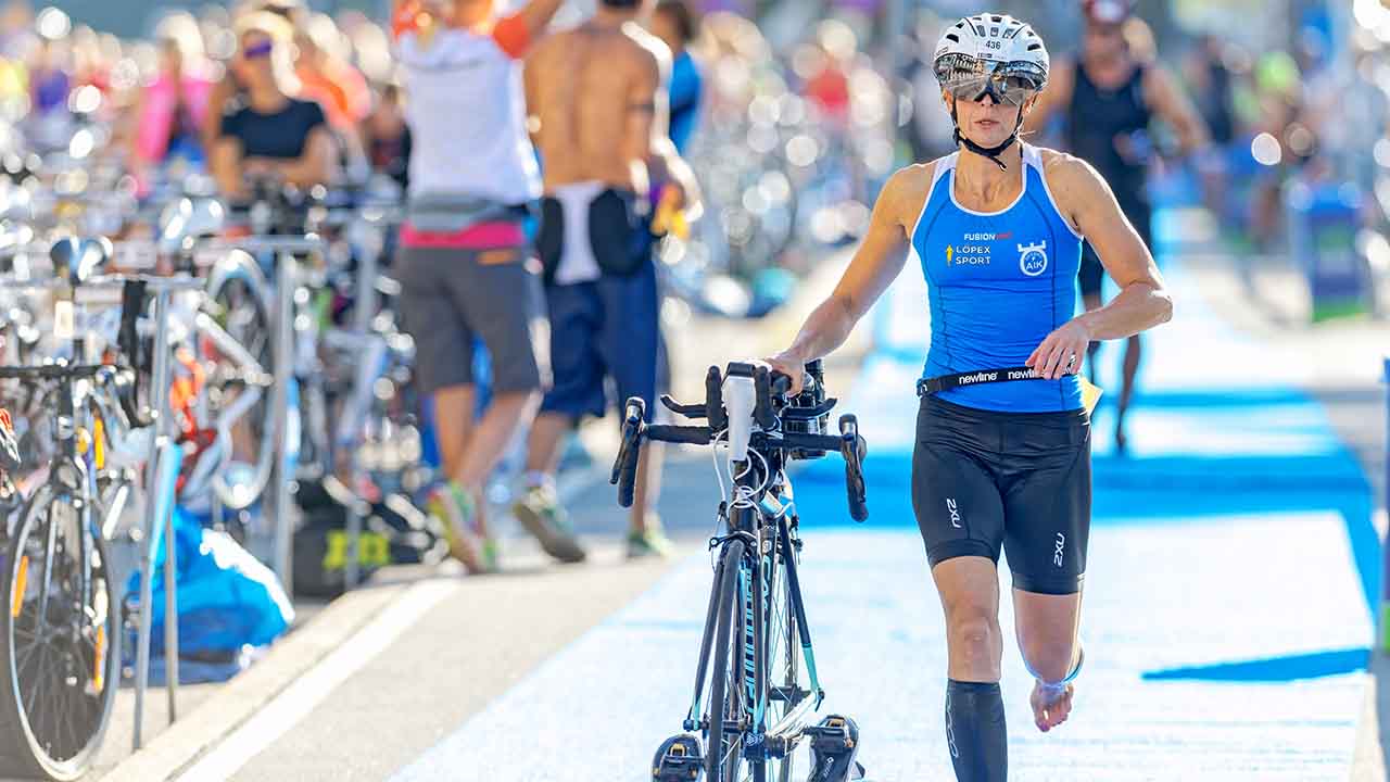 過酷なスポーツと言われる「トライアスロン」の魅力とは？3児の母で