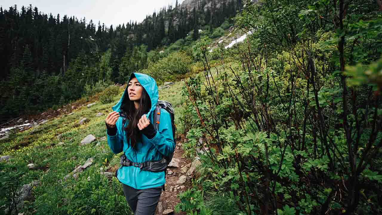 レディース用アウトドアウェアの選び方は 着こなしのポイントもチェック