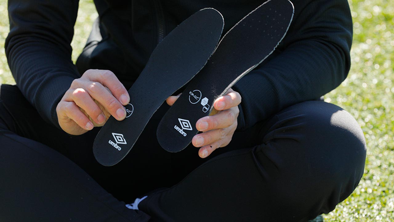 立方骨」を支えよ！アンブロがBMZインソールを採用した深いワケ