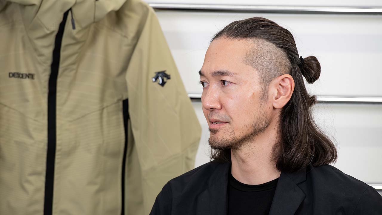 atmos×DESCENTEが発信する、タウン映えもする機能美が詰まったデサント 