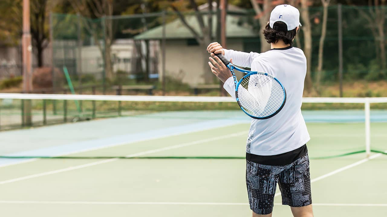 長袖のメンズテニスウェアを着て防寒対策、長袖ウェアのメリットとは？