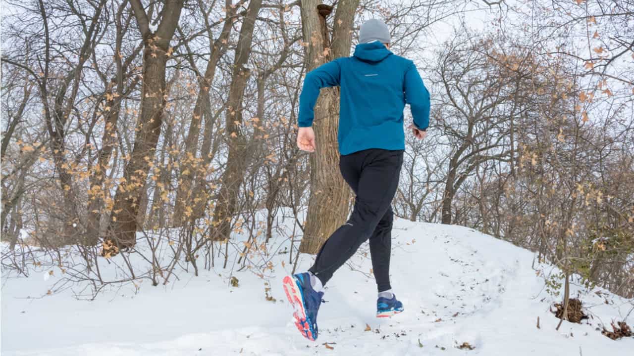 冬のメンズランニングウェア 基本の服装は 寒さ対策におすすめのウェアを紹介