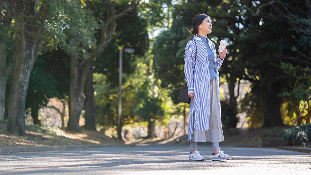 春の公園コーデはこれで決まり！大人女性が「白スニーカー」を選ぶ理由
