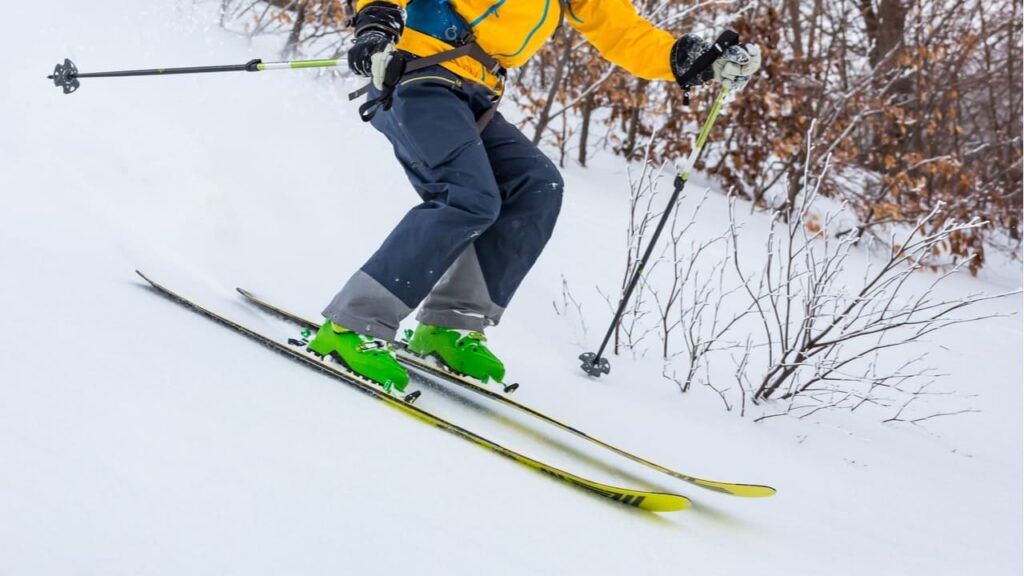 スキーウェアの下に着るインナーの種類は？選び方やブランドも紹介