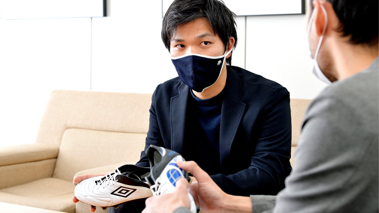 umbro 森岡亮太選手サイン入りシューズ スニーカー「HAYK」を発売中 | フットボールブランド アンブロ