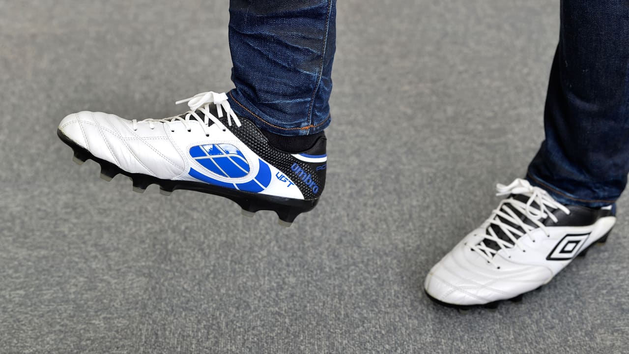 サッカースパイクで重要視すべきはインサイドの感覚！アンブロの最新鋭