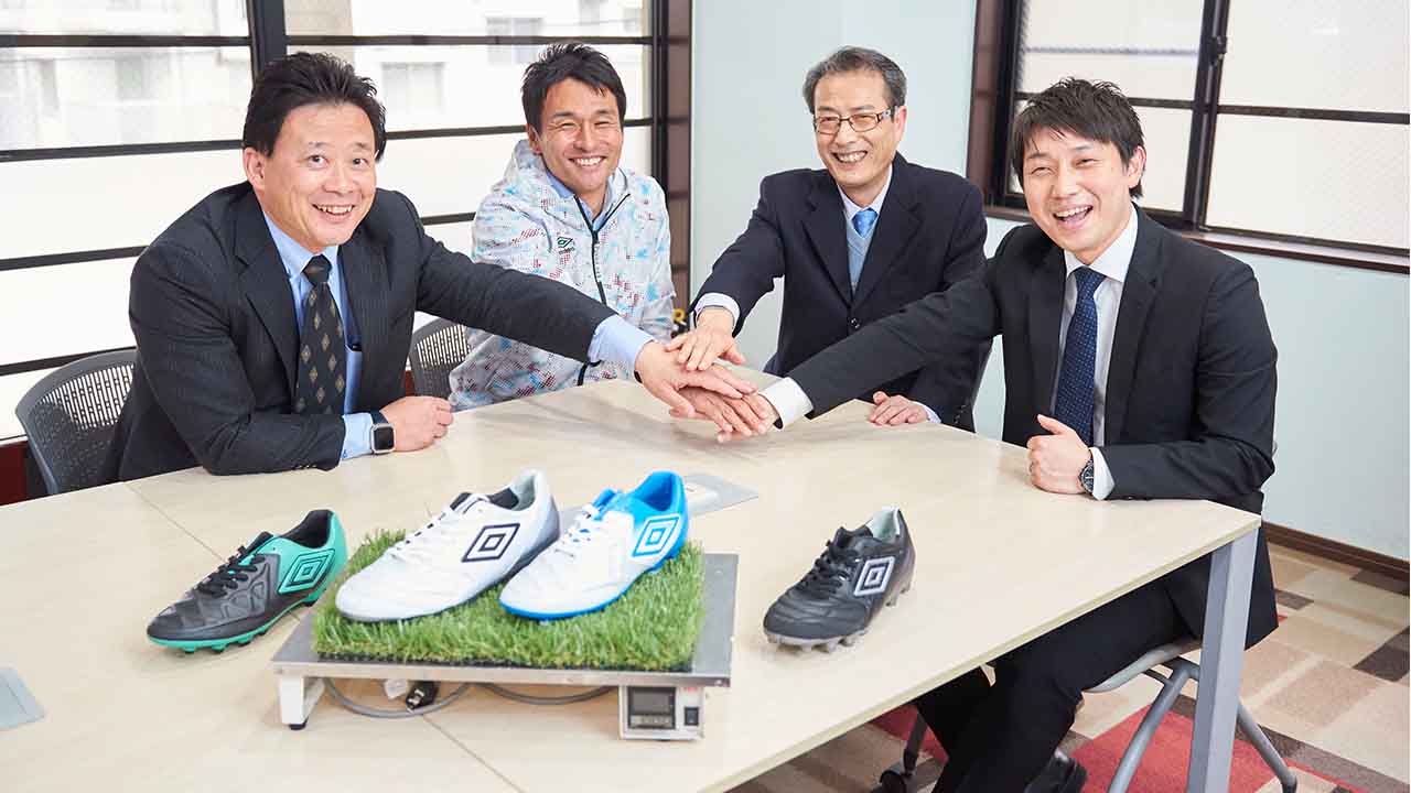 足裏革命 アンブロスパイクが人工芝の熱から足裏を守る Gaina共同開発秘話 特別対談 足裏革命 アンブロスパイクが人工芝の熱から足裏を守る Gaina共同開発秘話 特別対談