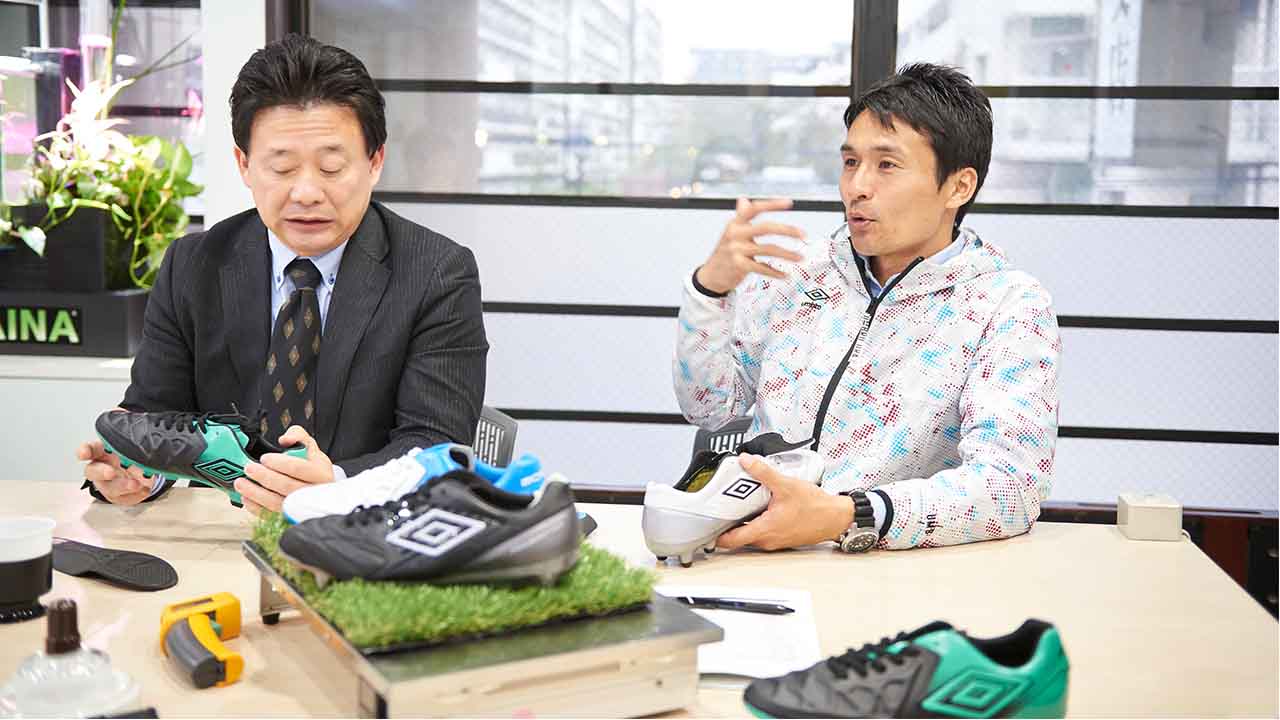 足裏革命 アンブロスパイクが人工芝の熱から足裏を守る Gaina共同開発秘話 特別対談 足裏革命 アンブロスパイクが人工芝の熱から足裏を守る Gaina共同開発秘話 特別対談