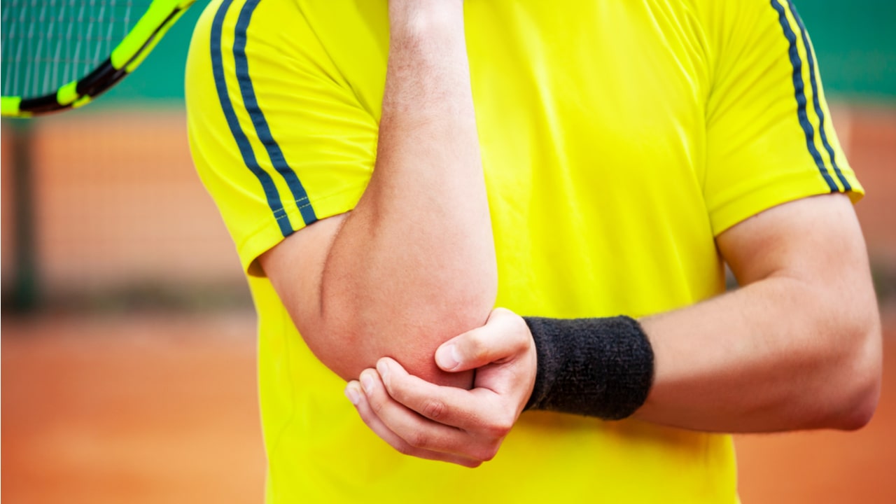 テニス肘になる原因は サポーターやマッサージ アンダーウェアで対策を