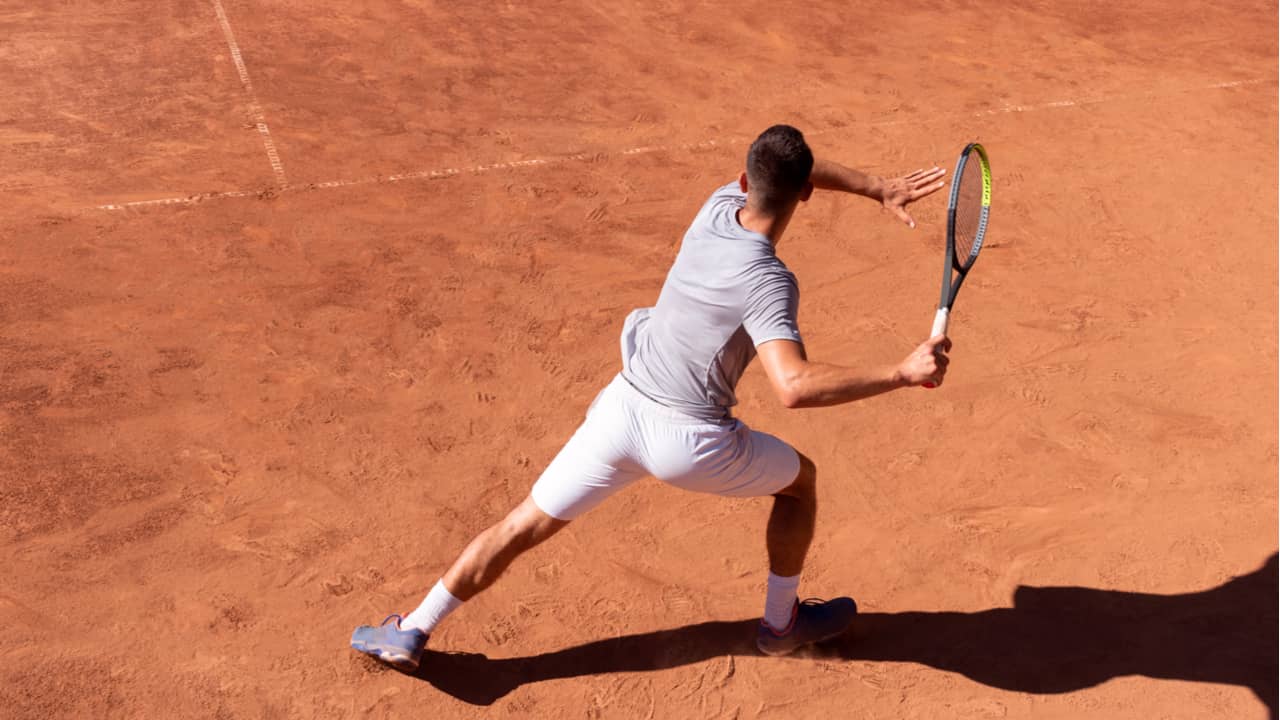 テニスのフォアハンドとは グリップの種類や打ち方 ストロークしやすいウェアの選び方 テニスのフォアハンドとは グリップの種類や打ち方 ストロークしやすいウェアの選び方