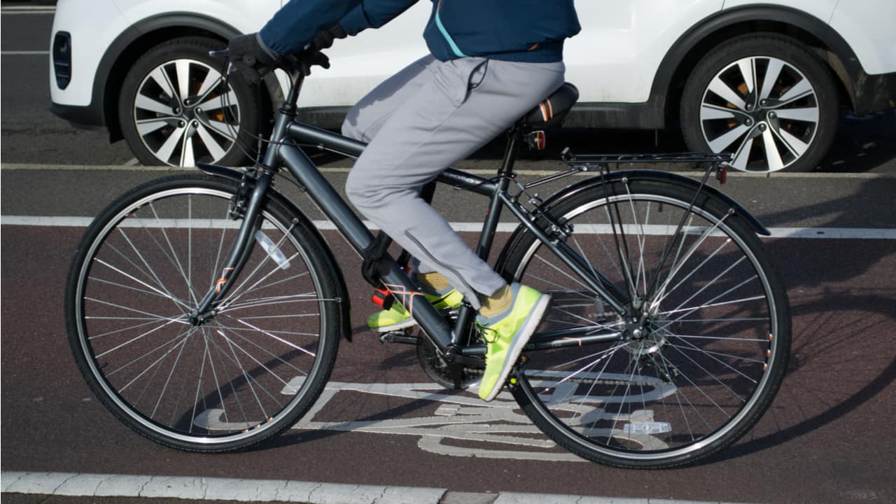 自転車通勤におすすめの服装やそろえておきたい小物について解説