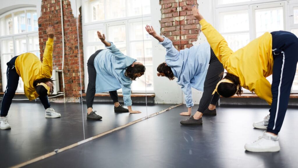 ダンス向きの服装やパンツの種類を紹介!人気コーデやおすすめブランドもチェック | ULLR MAG.(ウルマグ)