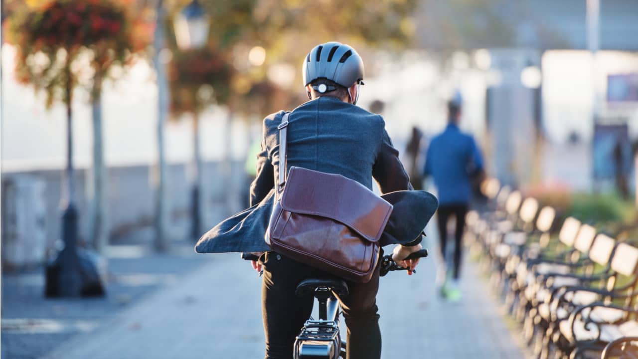 自転車通勤におすすめの服装やそろえておきたい小物について解説