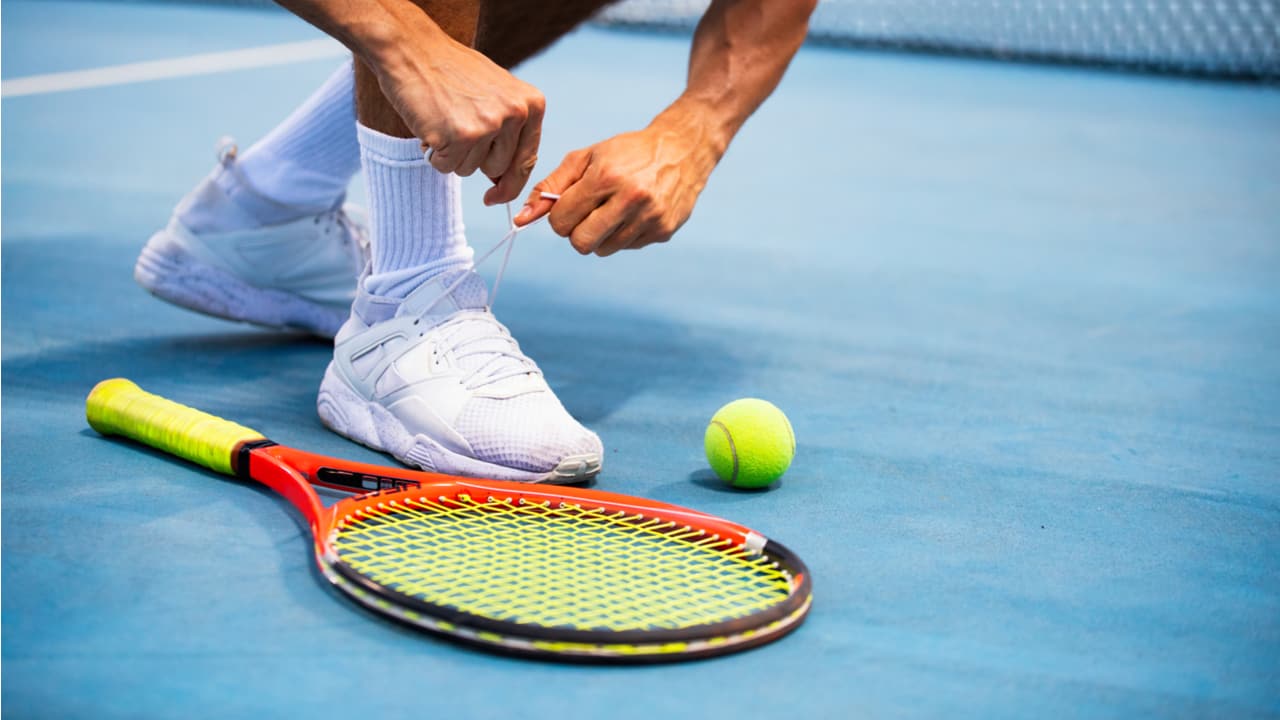 おすすめのテニスシューズをコート別に紹介