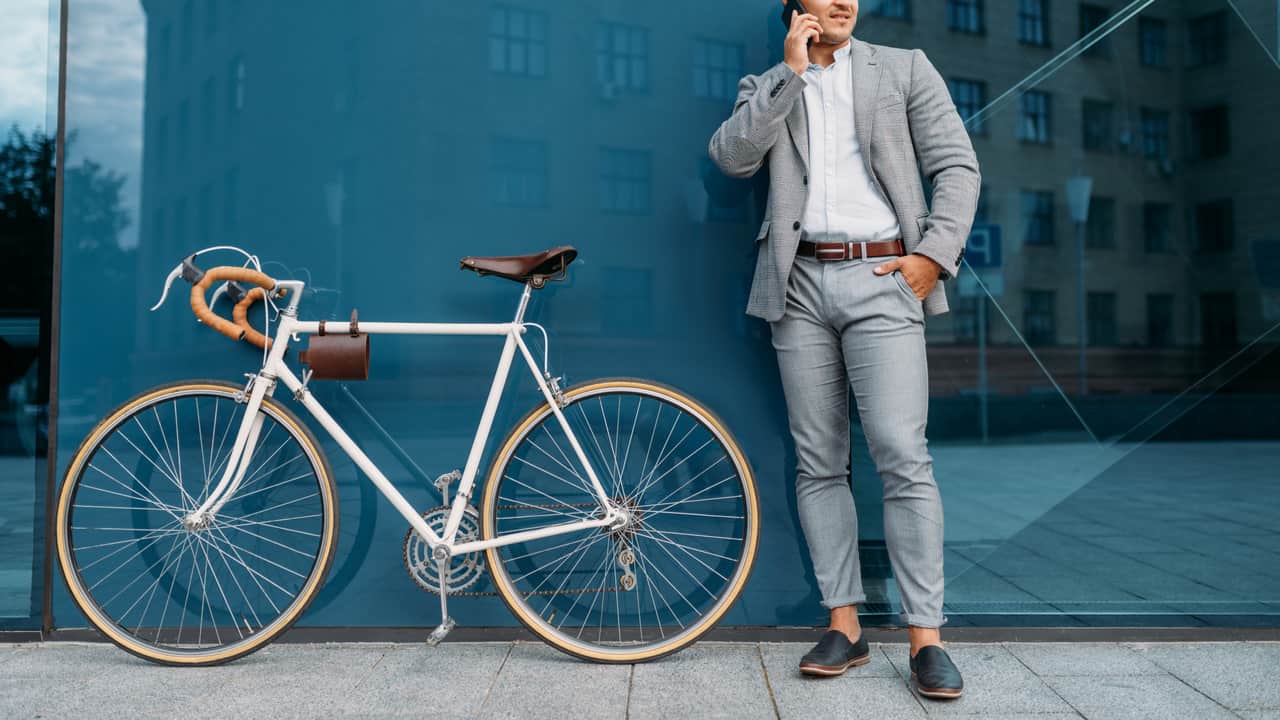 自転車通勤におすすめの服装やそろえておきたい小物について解説