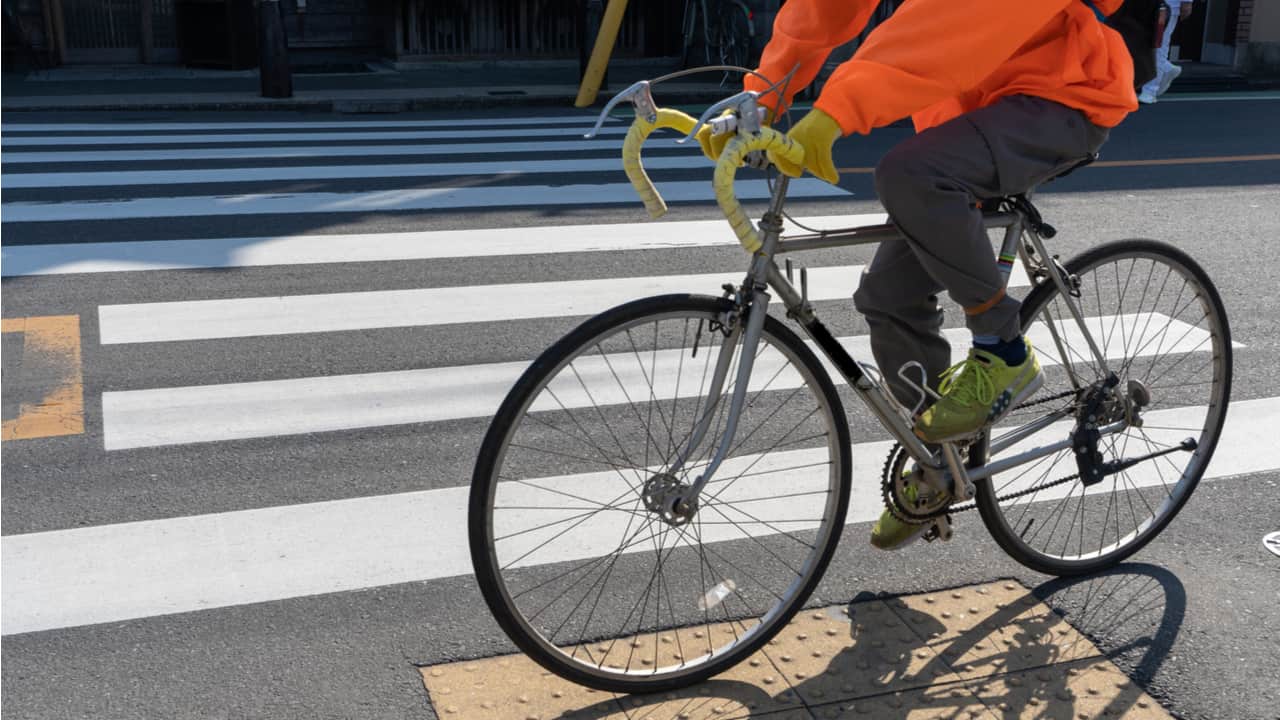 自転車通勤におすすめの服装やそろえておきたい小物について解説