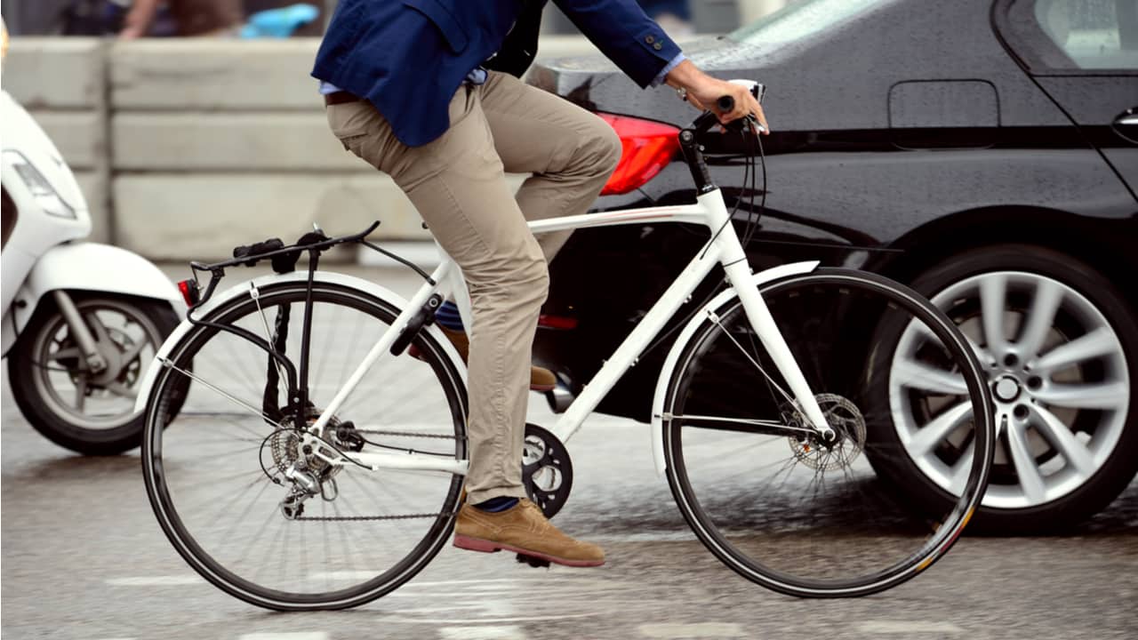 自転車通勤におすすめの服装やそろえておきたい小物について解説