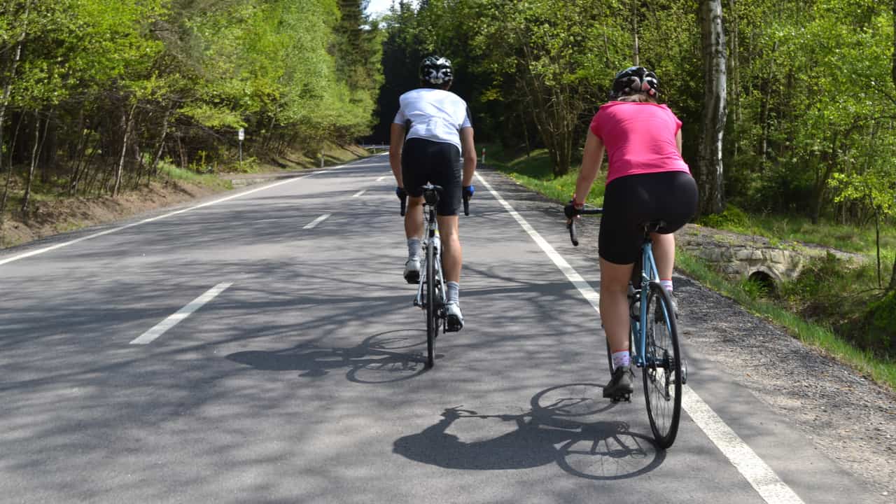 夏のサイクリングに適した服装を紹介 サイクルウェアや小物がそろうおすすめブランドも 夏のサイクリングに適した服装を紹介 サイクルウェアや小物がそろうおすすめブランドも