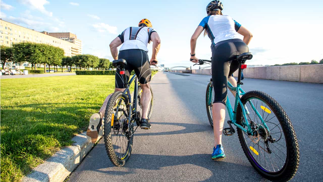 夏のサイクリングに適した服装を紹介 サイクルウェアや小物がそろうおすすめブランドも
