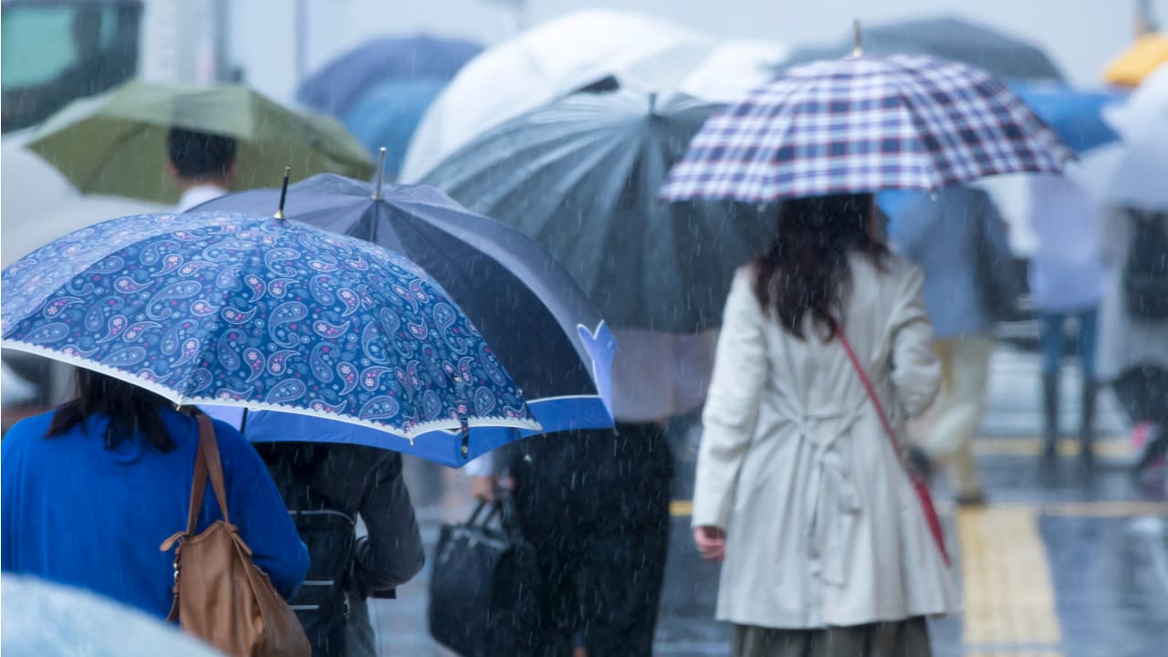 雨の日コーデを楽しもう おしゃれな着こなしをシーン別に紹介