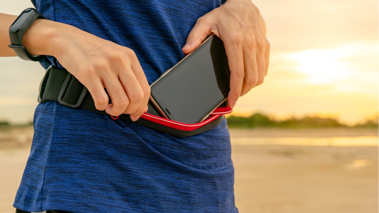 ランニング中のスマホ収納に便利なアイテムを紹介
