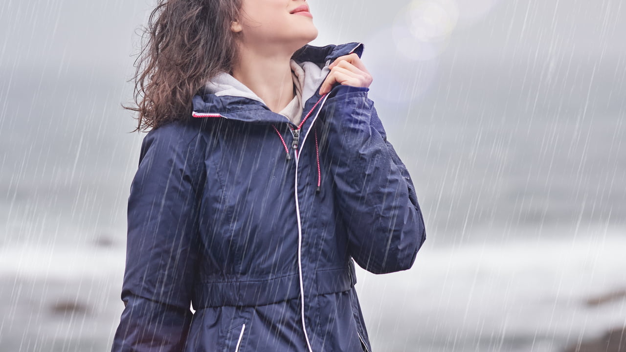 レディースレインコートは人気ブランドをチェック！選び方や着回しの