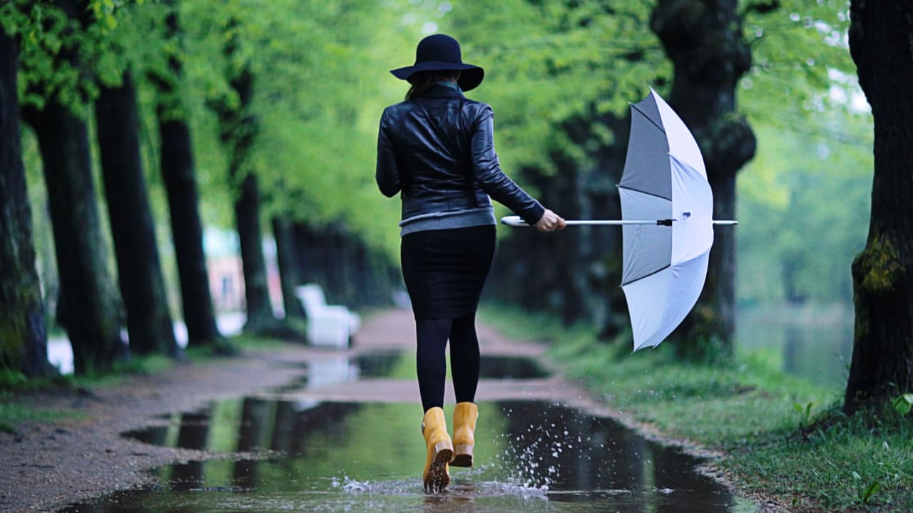雨の日コーデを楽しもう おしゃれな着こなしをシーン別に紹介